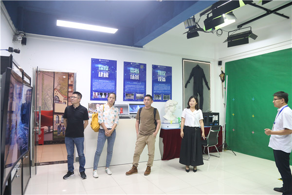企業(yè)領導參觀新華