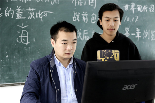 圖八、博文和指導老師交流討論