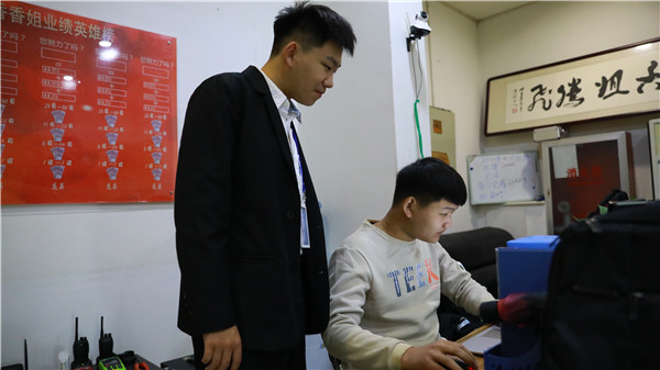 就業(yè)老師與畢業(yè)生交流